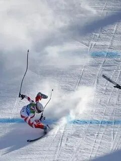Спортсмен занимающийся скоростным спуском с ледяных гор