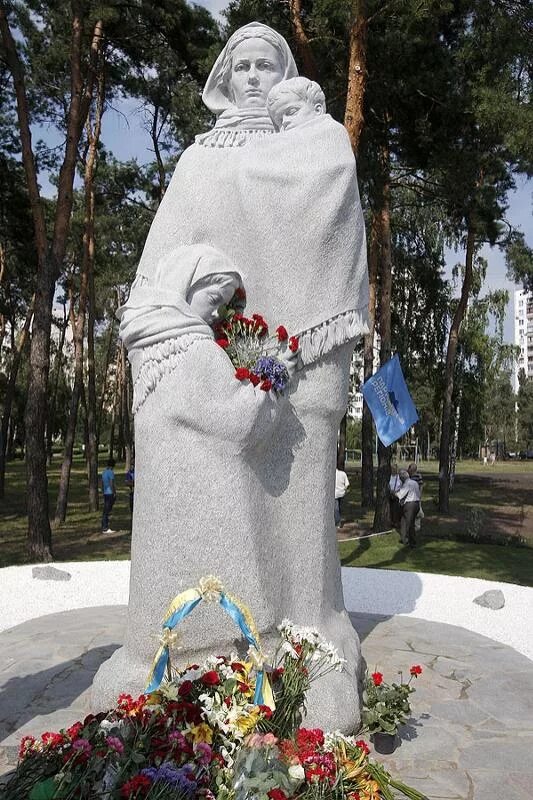 Памятники матерям Великой Отечественной войны в России. Памятник матери. Памятник матерям войны. Памятник солдатским матерям. Памятник вдовам