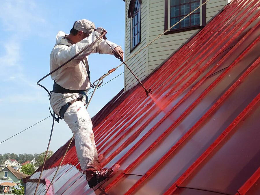 Покраска крыши дома цена за квадратный. Покраска крыши дома. Покраска металлической крыши. Окрашенные металлические крыши. Краска для подкраски крыши.