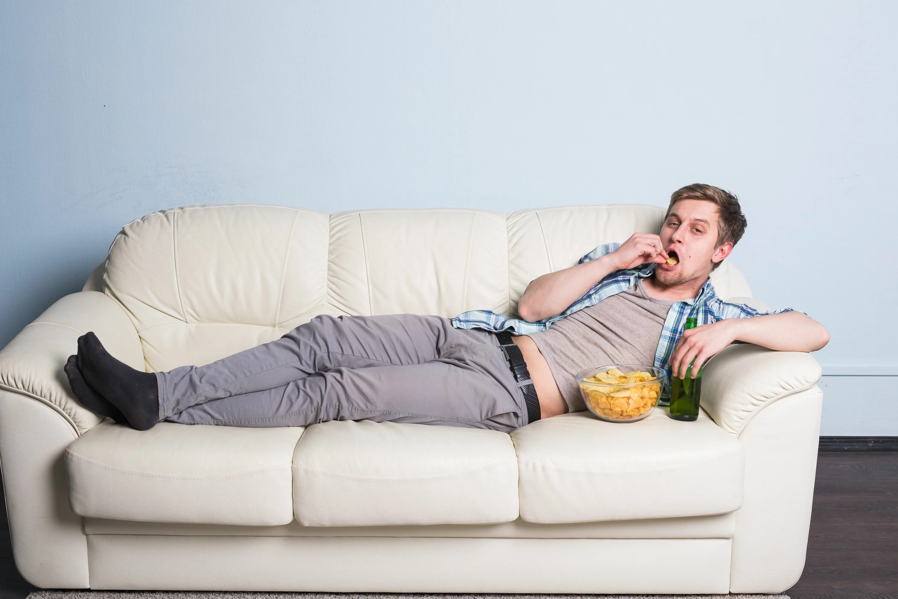 Толстяк лежит на диване. Мужчина на диване с пивом. Мужикмна Ливане с пмвом. Ленивый человек.