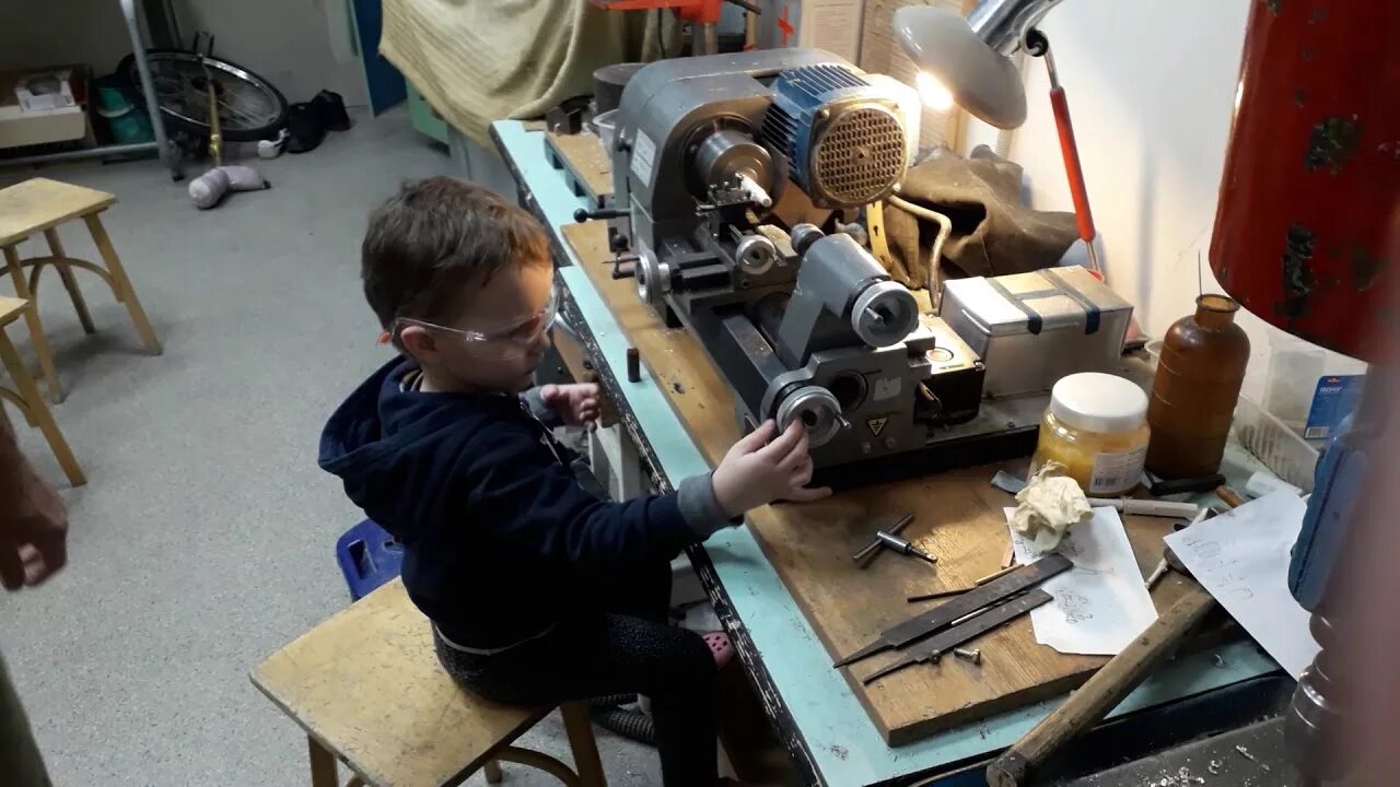 Видео работают дети. Дети за токарным станком. школьник за станком. станок малыш. дети у станка.