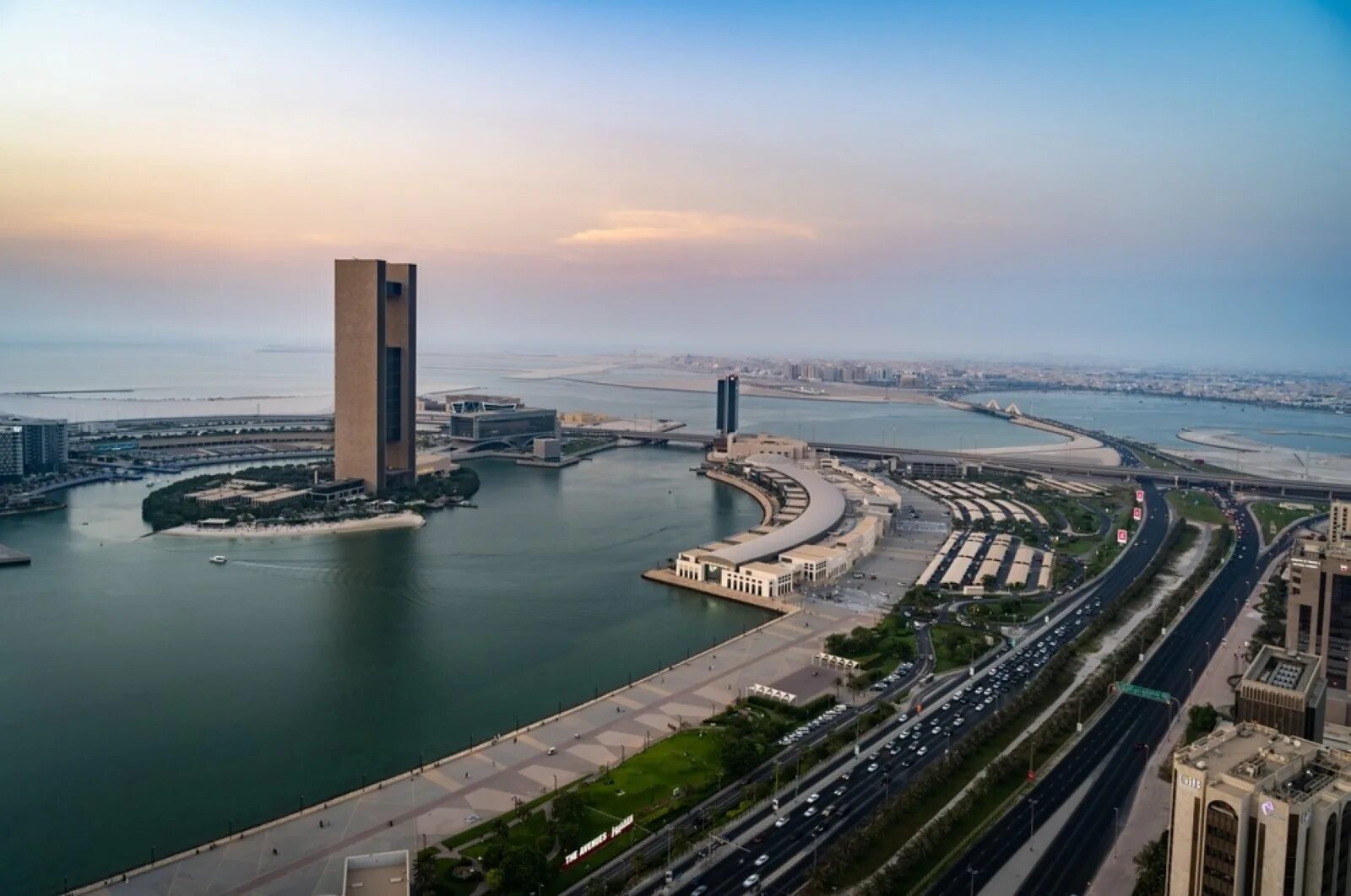 Манама бахрейн набережная. Бахрейн манама фото пляж. Бахрейн столица манама hd. Акватория бахрейна. Бахрейн виза для россиян.