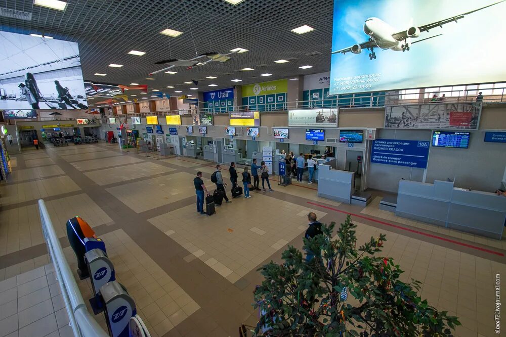 Аэропорт ханты прилет. Сургутский аэропорт. Город Сургут аэропорт. Аэропорт Сургут внутри. Аэропорт Нефтеюганск внутри.