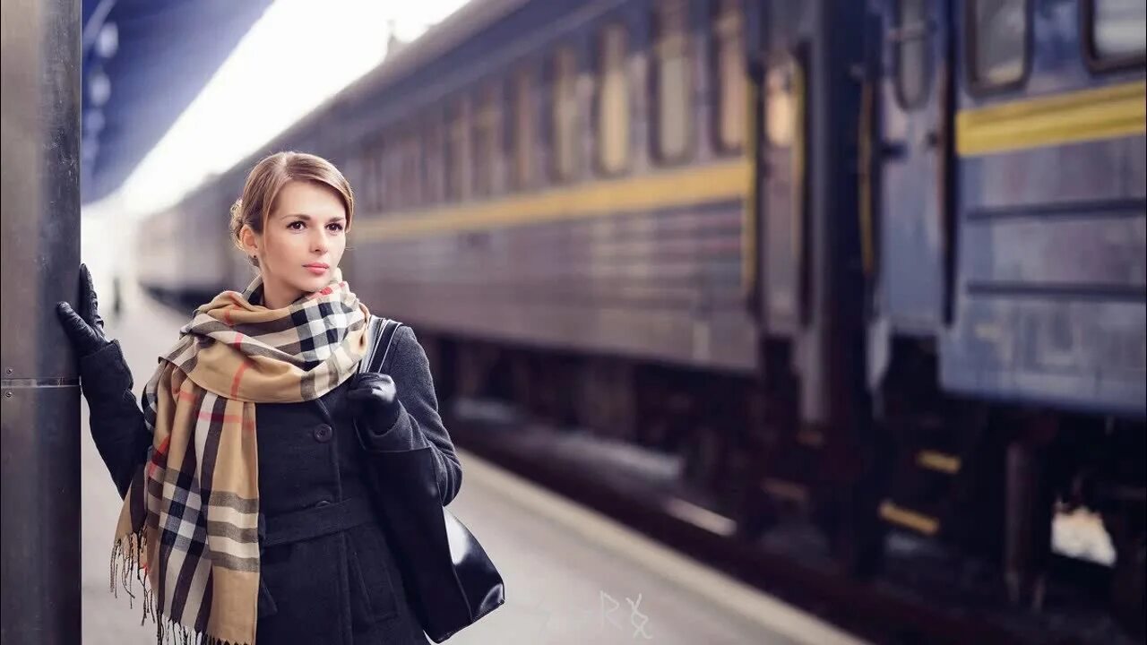 Парень на вокзале. Стоим ждем поезд. Девушка на вокзале. Поезд на перроне. Люди на перроне.