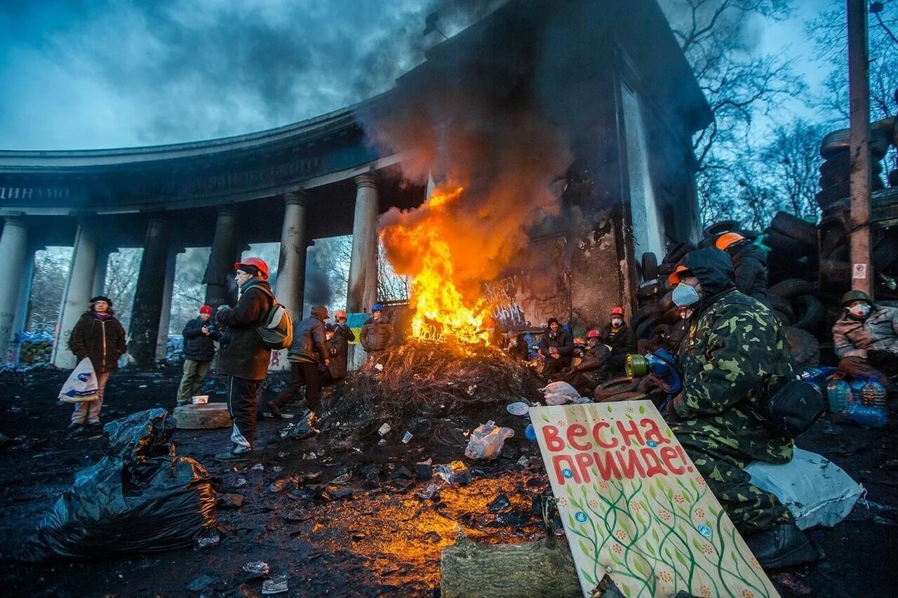 Майдан большая история. Евромайдан на Украине в 2014. Киев площадь независимости Евромайдан. Майдан 2014 площадь независимости.
