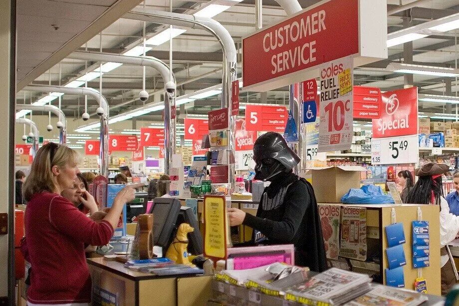 торговый зал метро кэш энд керри. касса самообслуживания. кассы самообслуживания в супермаркетах. реклама возле кассы. 1 ряд кассы.