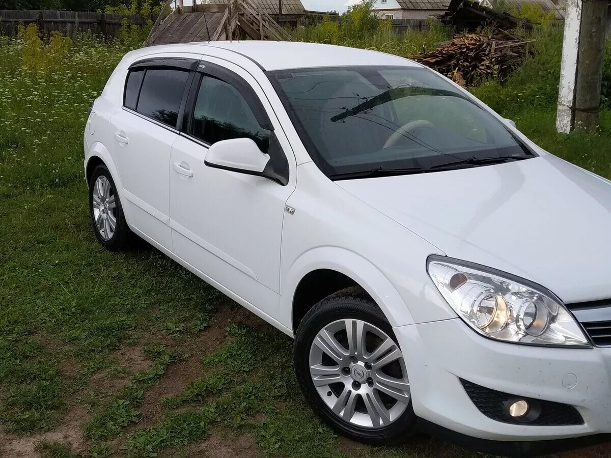 Белый h. Опель астра белая 2008. Опель астра gtc h 2011. Opel astra h gtc 1. H белый.