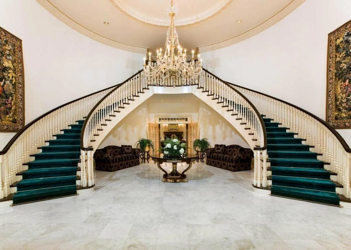 Лестница богатого дома