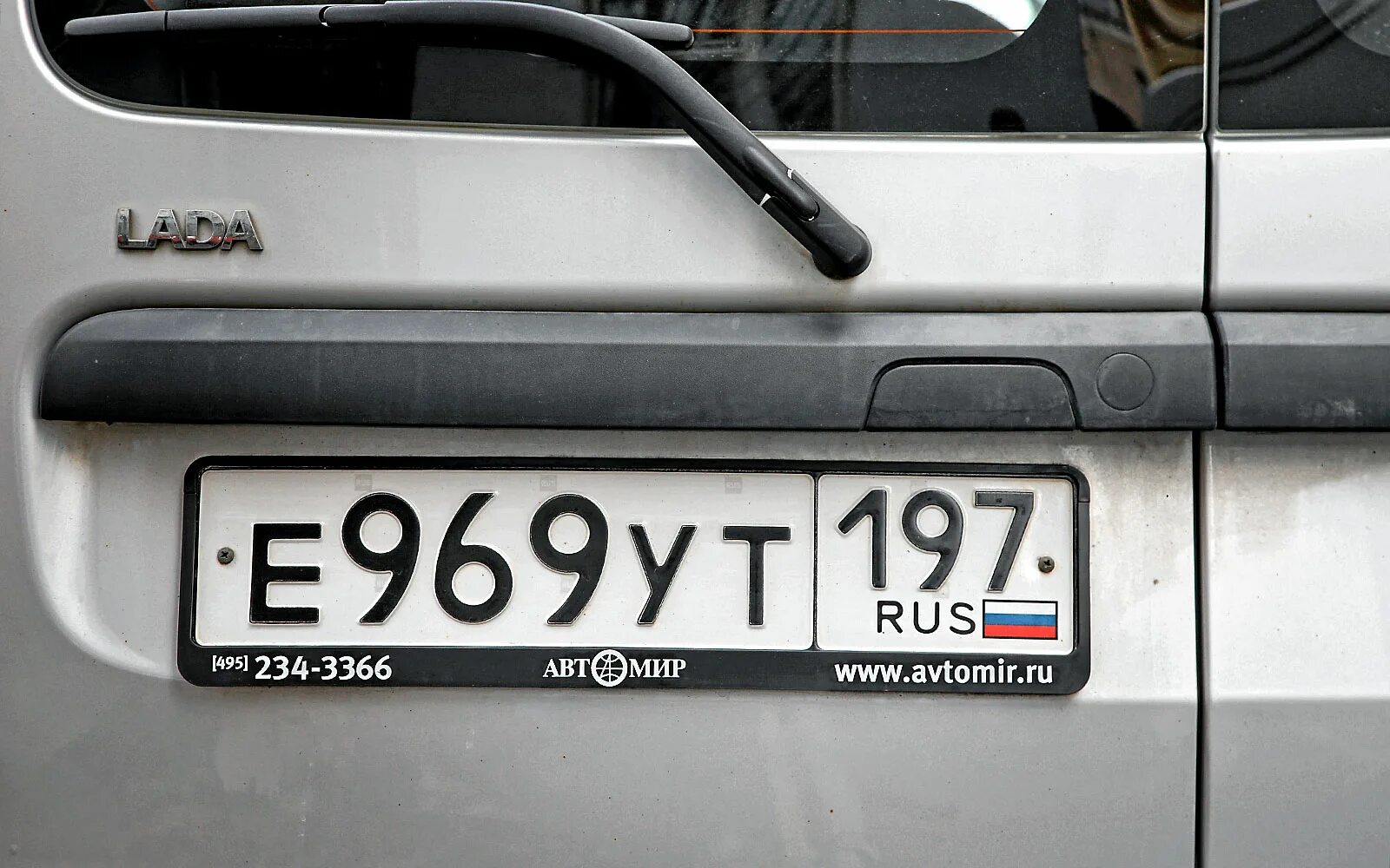 как поставить госномера. снятие рамки номеров с машины. номерные рамки на авто. как вставить номер в рамку. госномера на автомобиль.