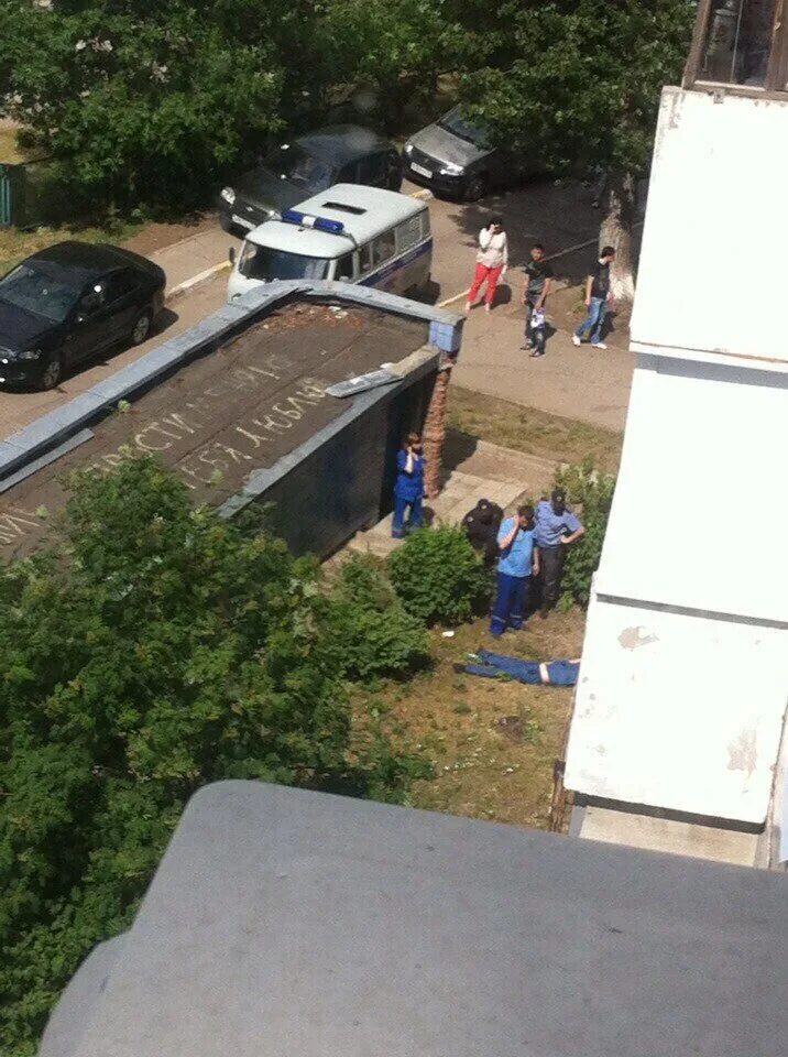 В Екатеринбурге мужчина, которого жена закрыла на балконе, выпал с высоты и поги