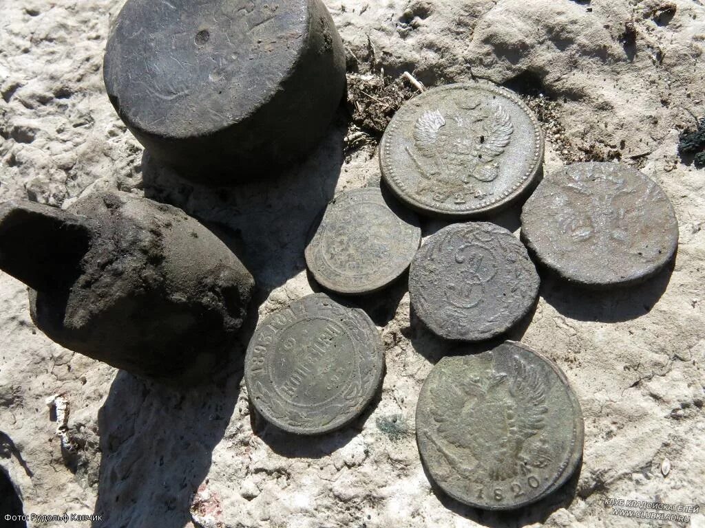 находки клад царских монет серебро золото медь. как найти старинные монеты. коп кладов с металлоискателем. раскопки старинных монет. находки по старине.