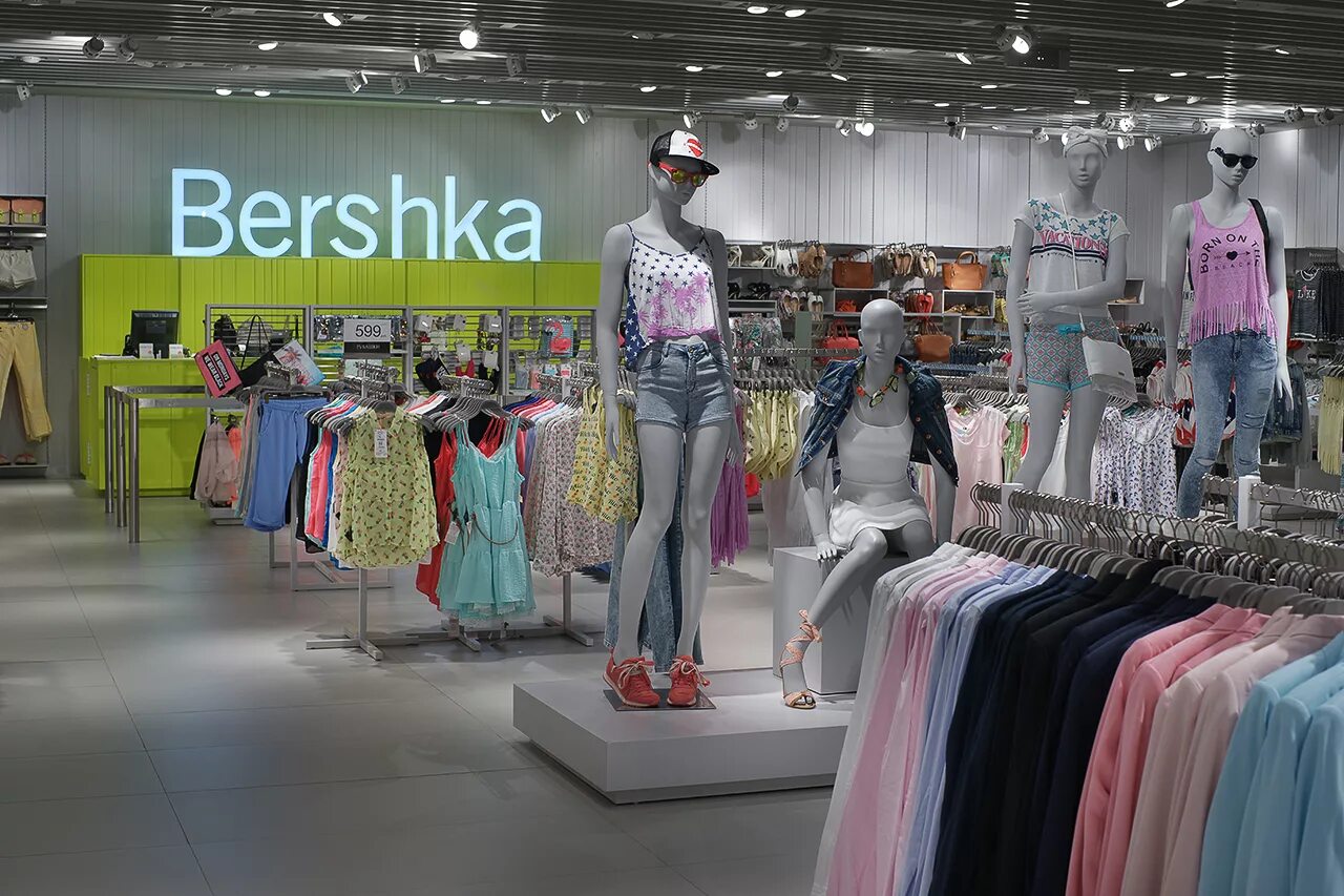 Bershka москва. Bershka одежда. Магазин бершка. Магазин бершка в Москве. Витрины магазинов Bershka.