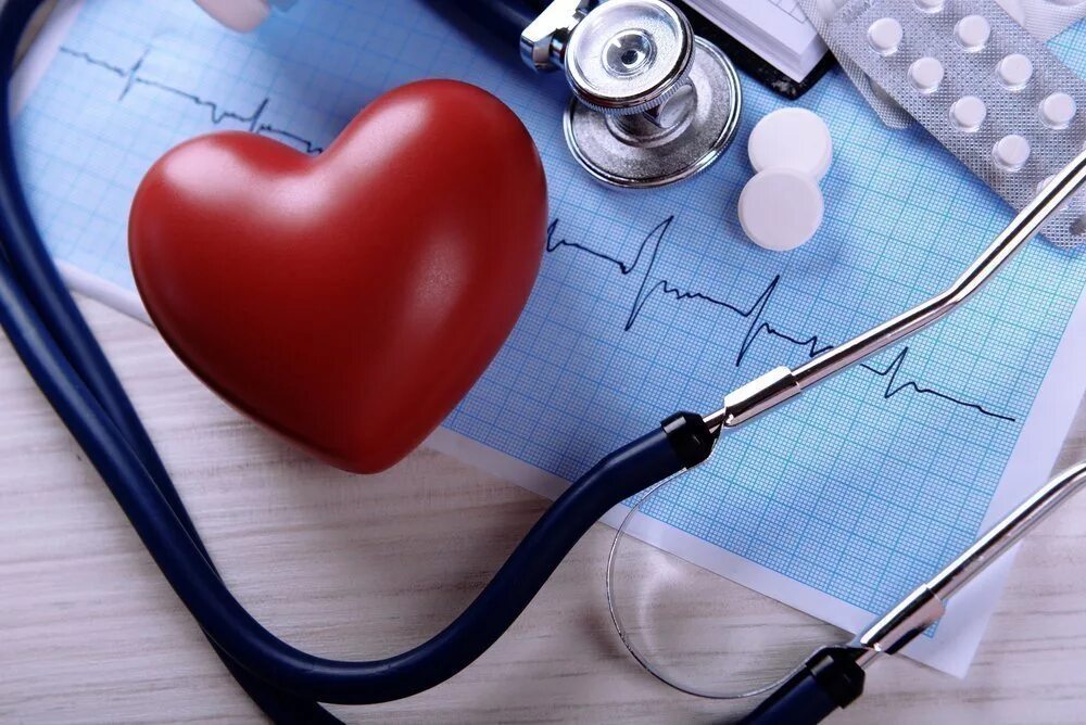 Терапия сердечно сосудистых заболеваний. Сердце медицина. Медицинская тематика. Кардиология. Фонендоскоп и сердце.