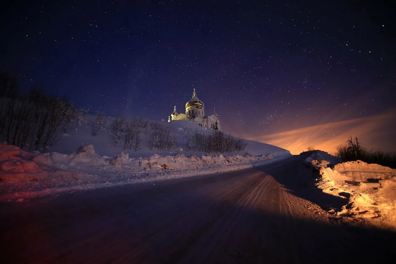 Церковь зима ночь. Храм зимней ночью. Храмы в рождественскую ночь. Церковь зимней ночью. Церковь ночью.