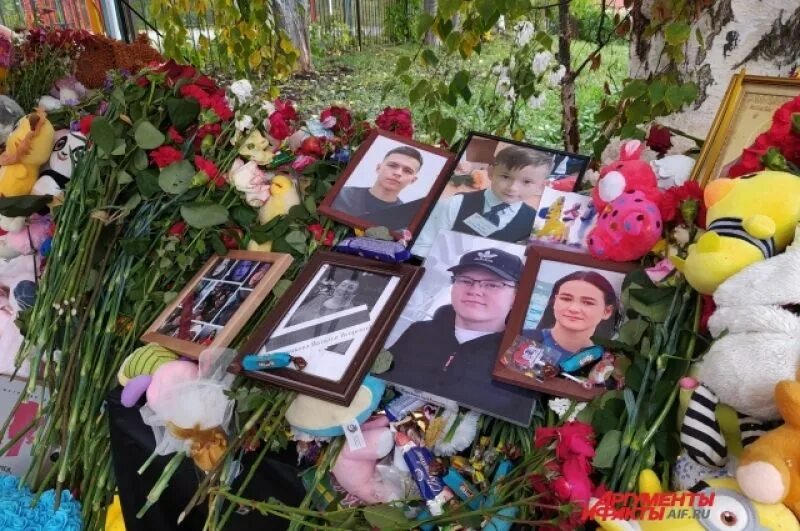 Школа 88 ижевск. Ижевска школа 88 трагедия. Ижевска школа 88 трагедия. Ижевска школа 88 трагедия. Школа номер 88 ижевск стрельба.