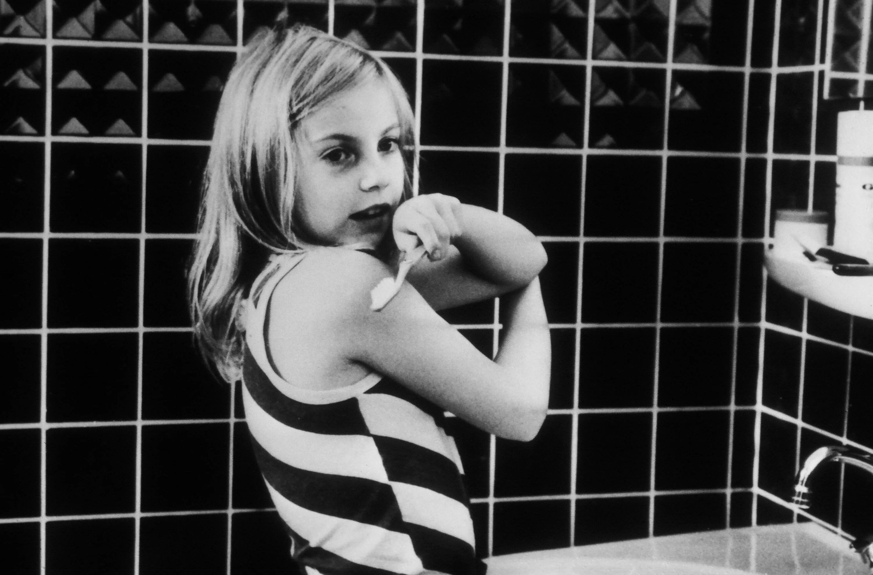 Elis женская одежда интернет магазин. Элис г. Элис г. L word в другом городе. Элис хоффман.