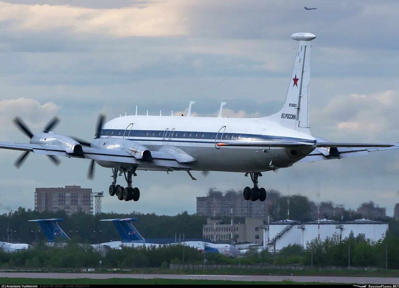 Самолет ил 22 взпу. Самолет-постановщик помех ил-22пп "порубщик. Ил-22 самолёт. Ил22 анапа. Ил 22 бизон.