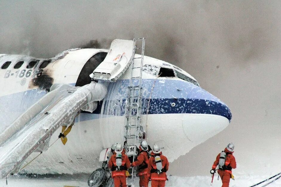 Почему взорвался самолет. Разгерметизация самолета боинг 737. авиакатастрофа 737 алоха эйрлайнс. горящие самолеты. чс на воздушном транспорте.