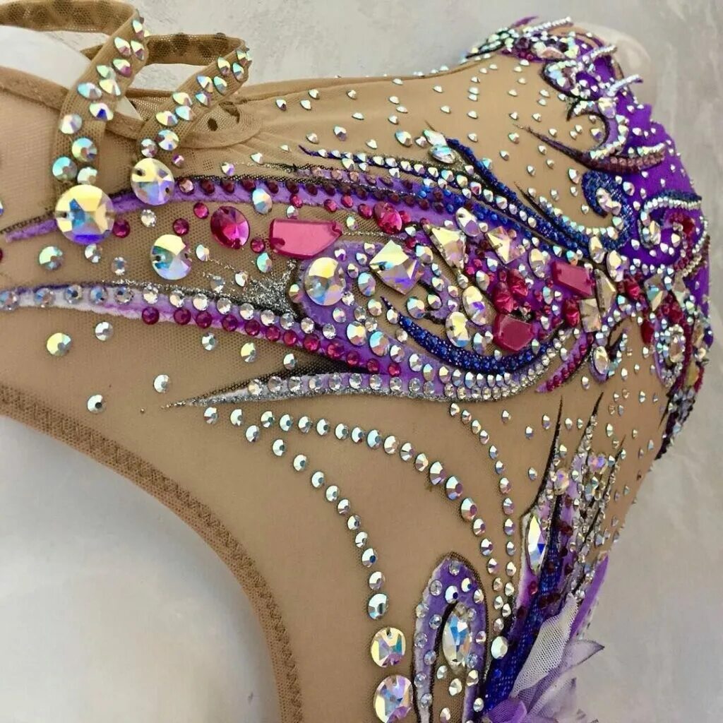 Платье для бальных танцев со стразами. Украшение стразами купальника для художественной. Аппликации на гимнастический купальник. Украшение гимнастического купальника стразами. Стразы для купальников для художественной.