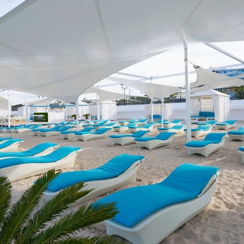 Рэдиссон сочи телефоны. Пляж рэдиссон адлер. radisson collection paradise resort сочи. пляж рэдиссон коллекшн адлер. пляж рэдиссон блю сочи.