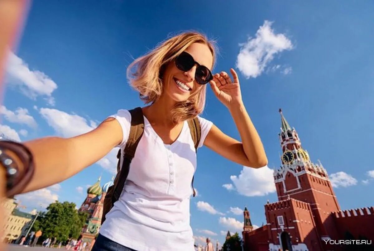 Счастливая девушка. Кремль селфи. Селфи на фоне достопримечательностей. Селфи путешественников