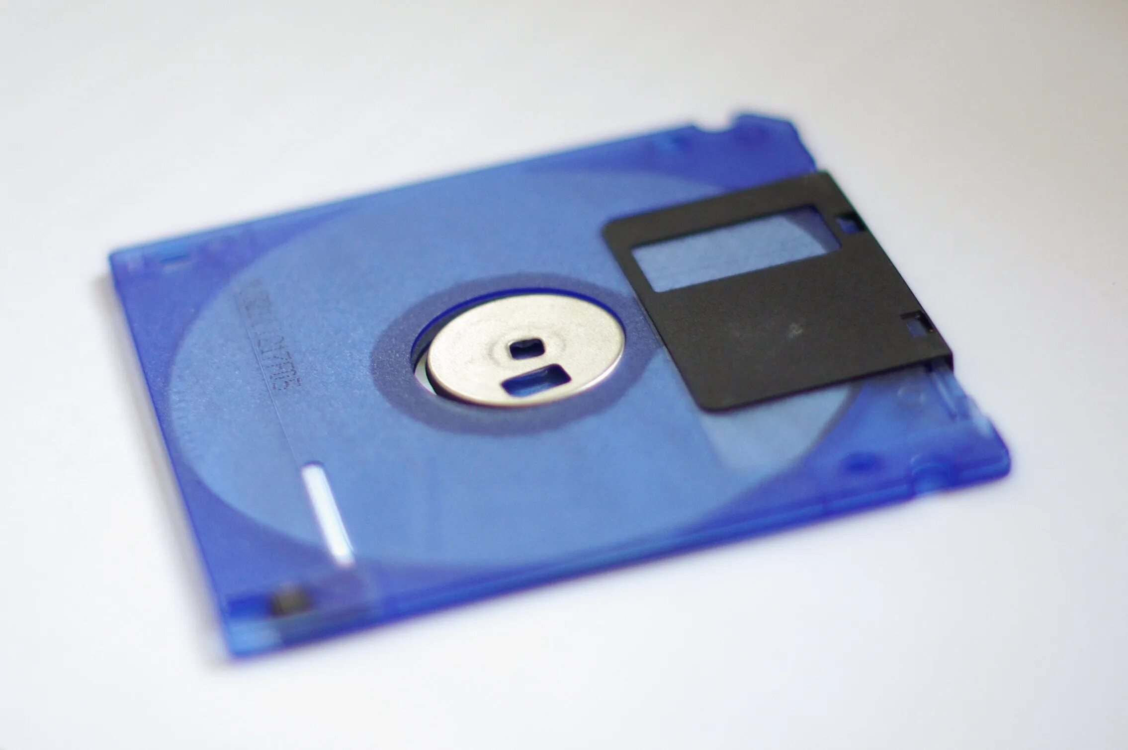 Cpu disk. Floppy disk объем памяти. гибкий диск. гибкий магнитный диск. компьютерные магнитные диски.