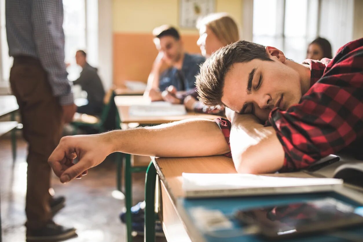 Are bad students. Спать на парах. Студент уснул на паре.