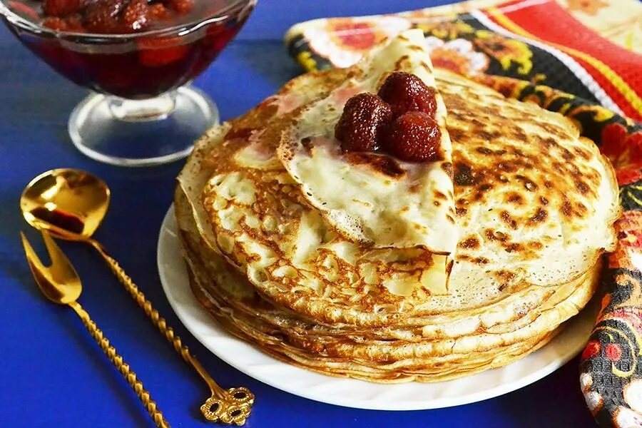 Блины на молоке фото. Блины на молоке. Блинчики без яиц на молоке. Венские блины. Венский блинчик.