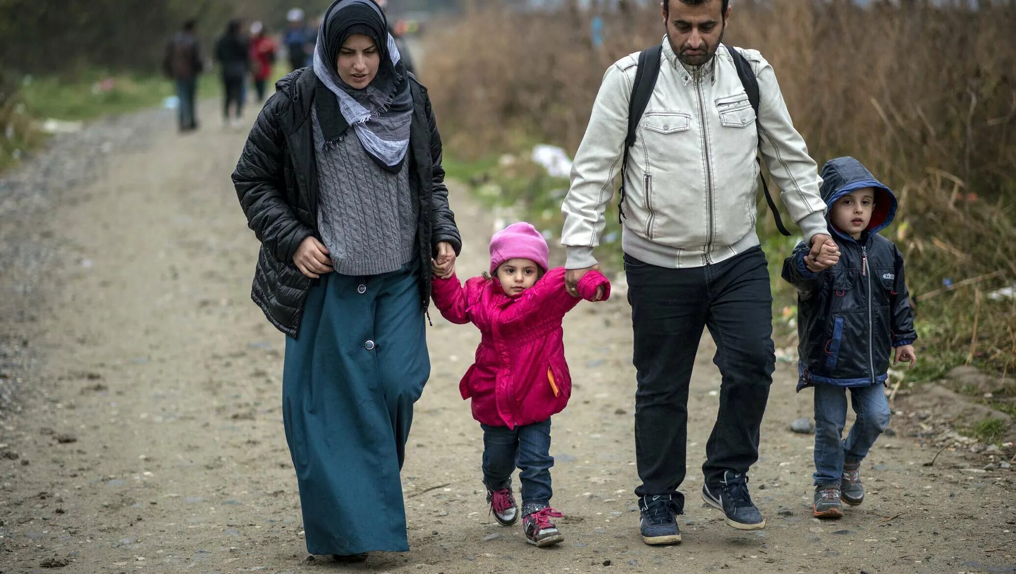 Семью мигрантов. Семья беженцев. Семья мигрантов в России. Сирийская семья. Семья мигрантов с детьми.