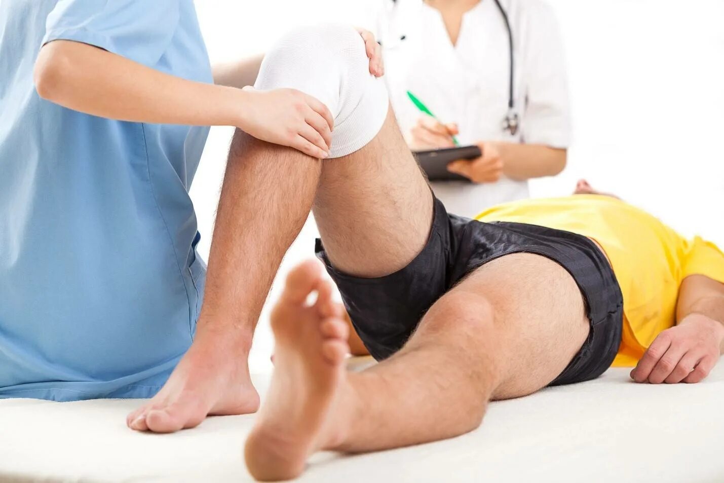 Врач лечащий суставы ног. Реабилитация коленного сустава. Реабилитация после травмы. Реабилитация после травм коленного сустава.