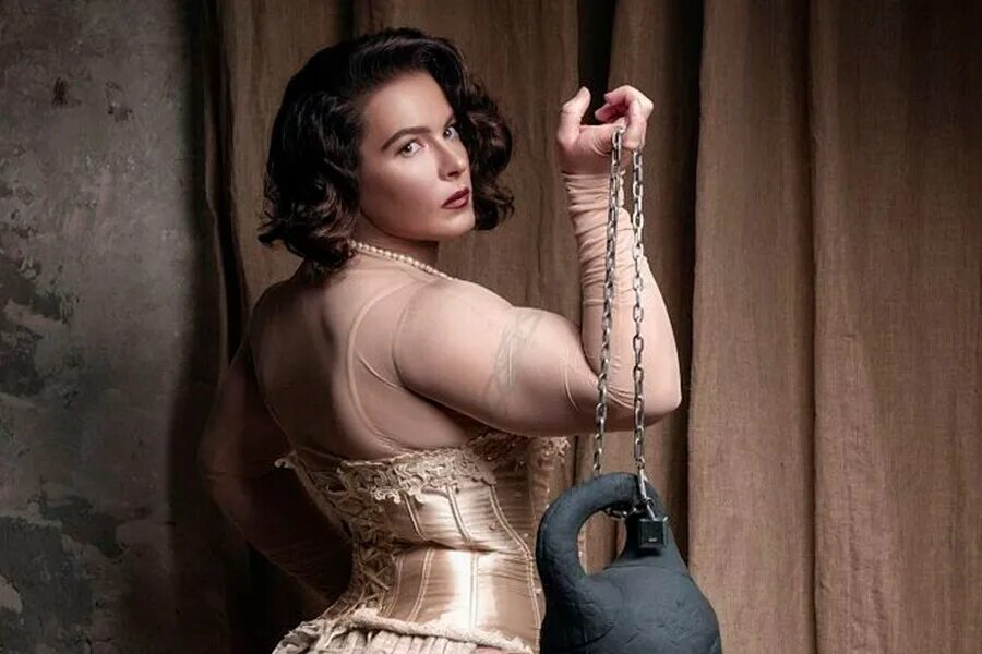 Сильная женщина какой год. Сильная женщина какой год. Кейт уинслет портниха. Статусы про слабых женщин. Красивая сильная женщина.