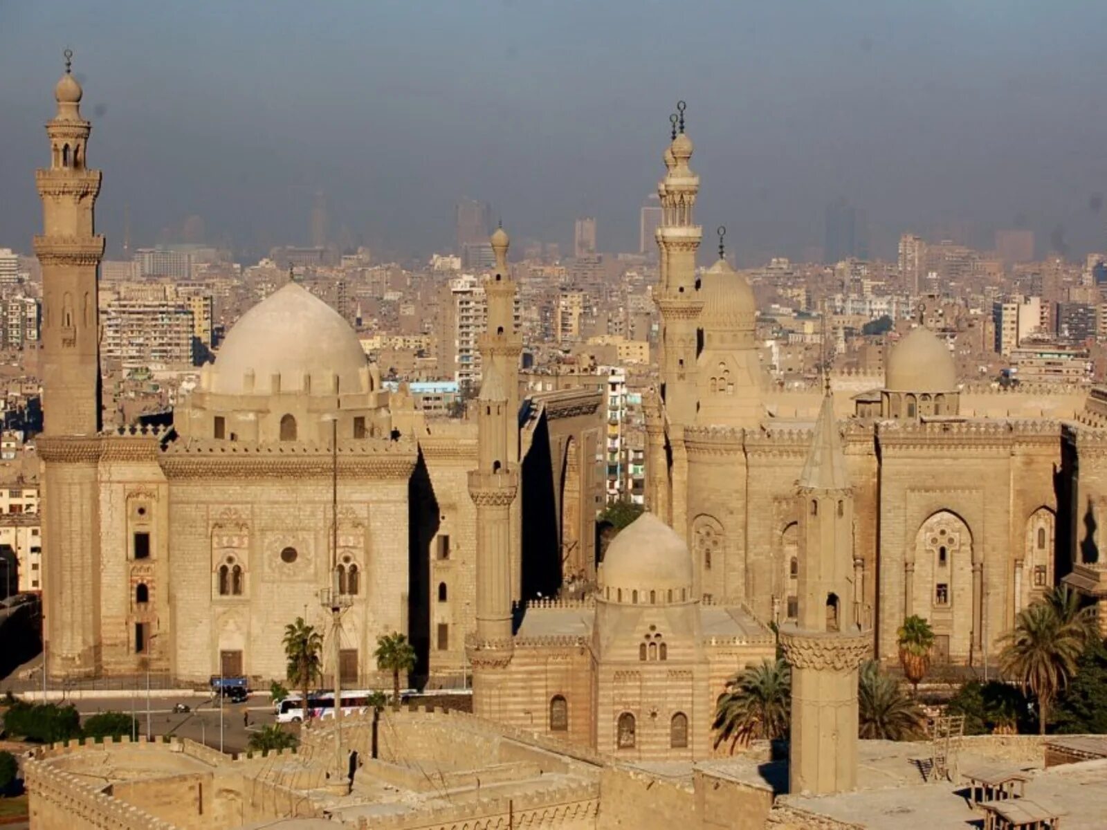 Часть большого каира 4 буквы. Мечеть Аль Хасана Каир. Мечеть КАИТ-Бея Каир. Мечеть Султана Хасана. Каир архитектура.