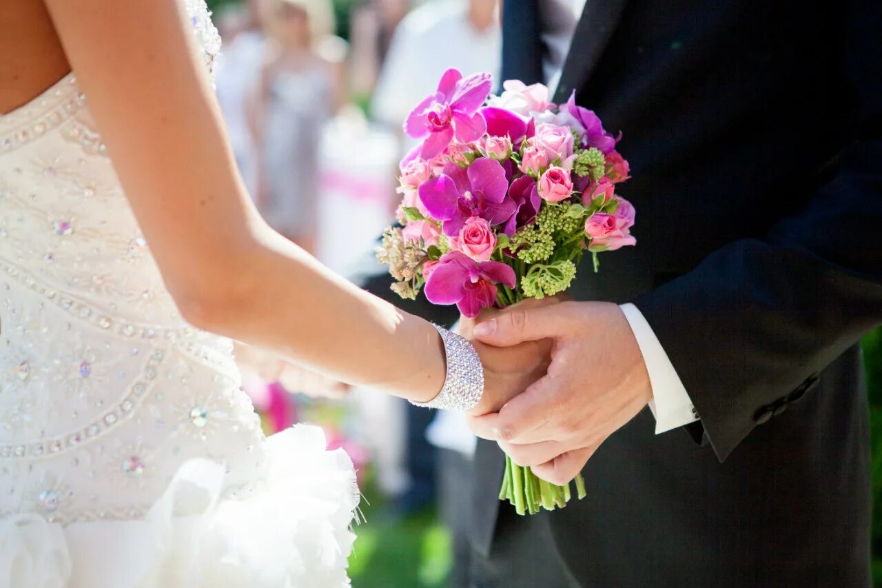 Свадебный букет. Цветы на свадьбу. Свадебный букет в руках невесты. Цветок невеста.