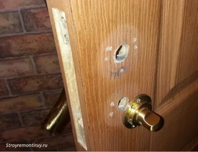 Разбор межкомнатного замка с защелкой с ручкой. Установка ручек на межкомнатные двери. На входной двери разболталась ручка. Разболталась дверная ручка межкомнатной двери. Замок дверной врезной межкомнатный в разборе.