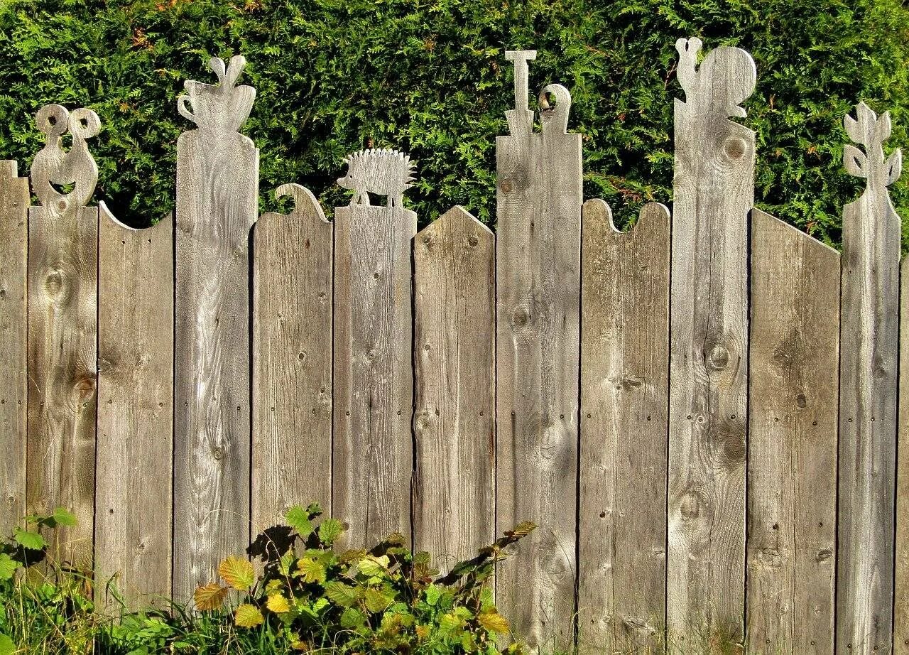 Гребень забора. Деревянный забор. Красивый забор. Красивый деревянный забор. Забор из деревянных досок.