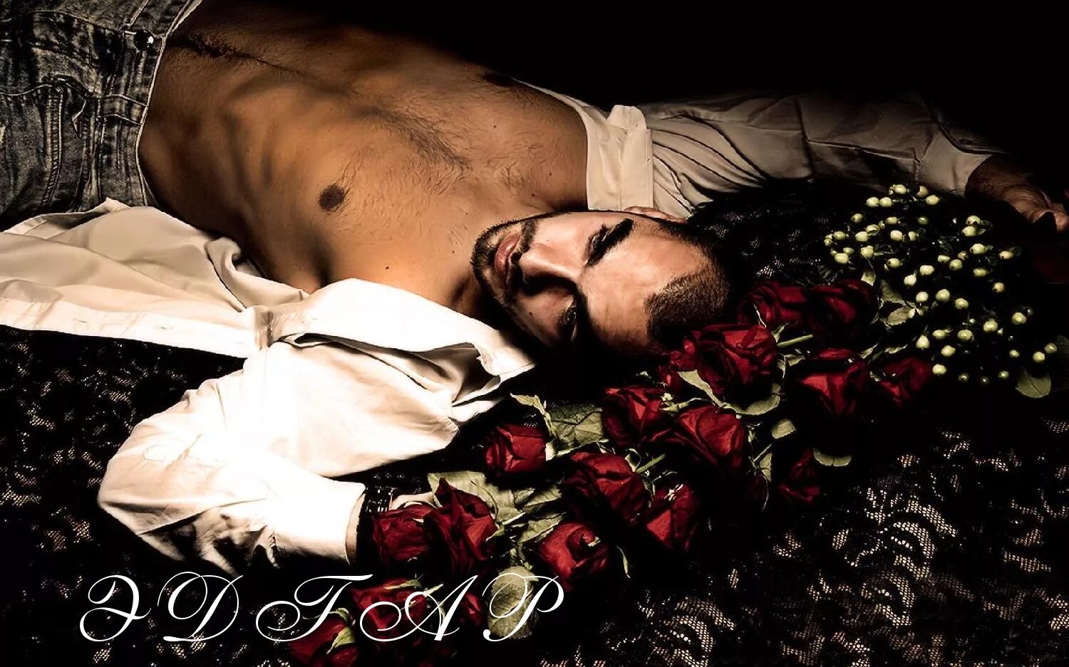 мужчина с цветами картинки. юноша с цветами. парень в очках с цветами. букет цветов для мужчины фото. мужчина с цветами.