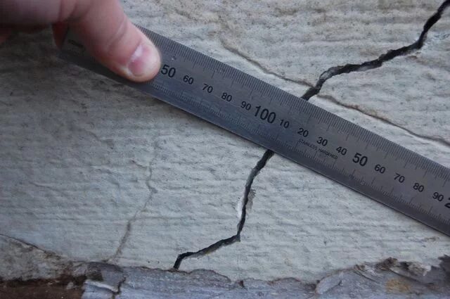 Измерение трещин в бетоне. Трещины в фундаменте. Мелкие трещины на фундаменте. Измерение ширины раскрытия трещин в бетоне.
