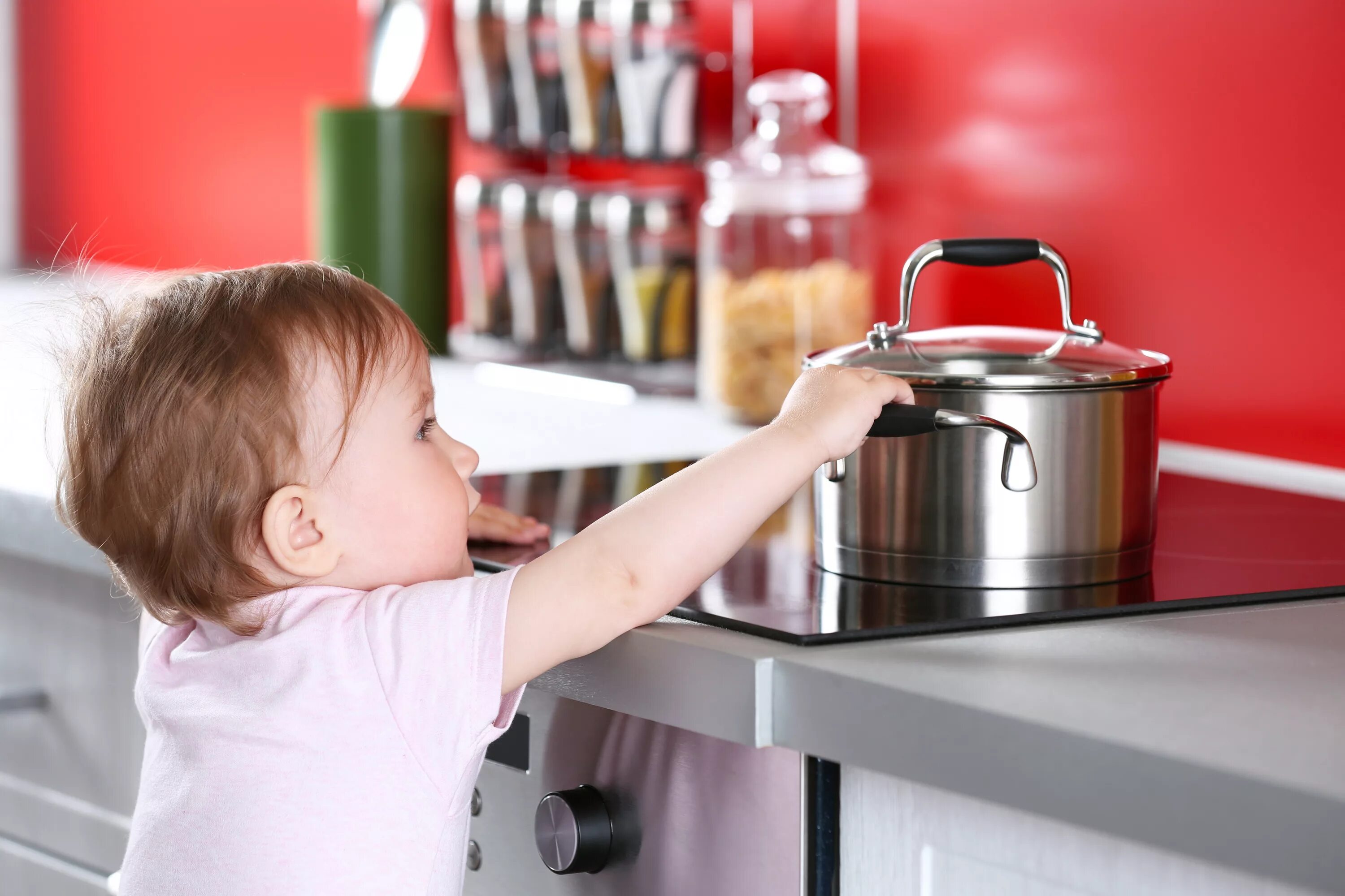 Горячую кастрюлю в холодильник можно. Кухня для детей. Кастрюля для детей. Безопасность на кухне для детей.