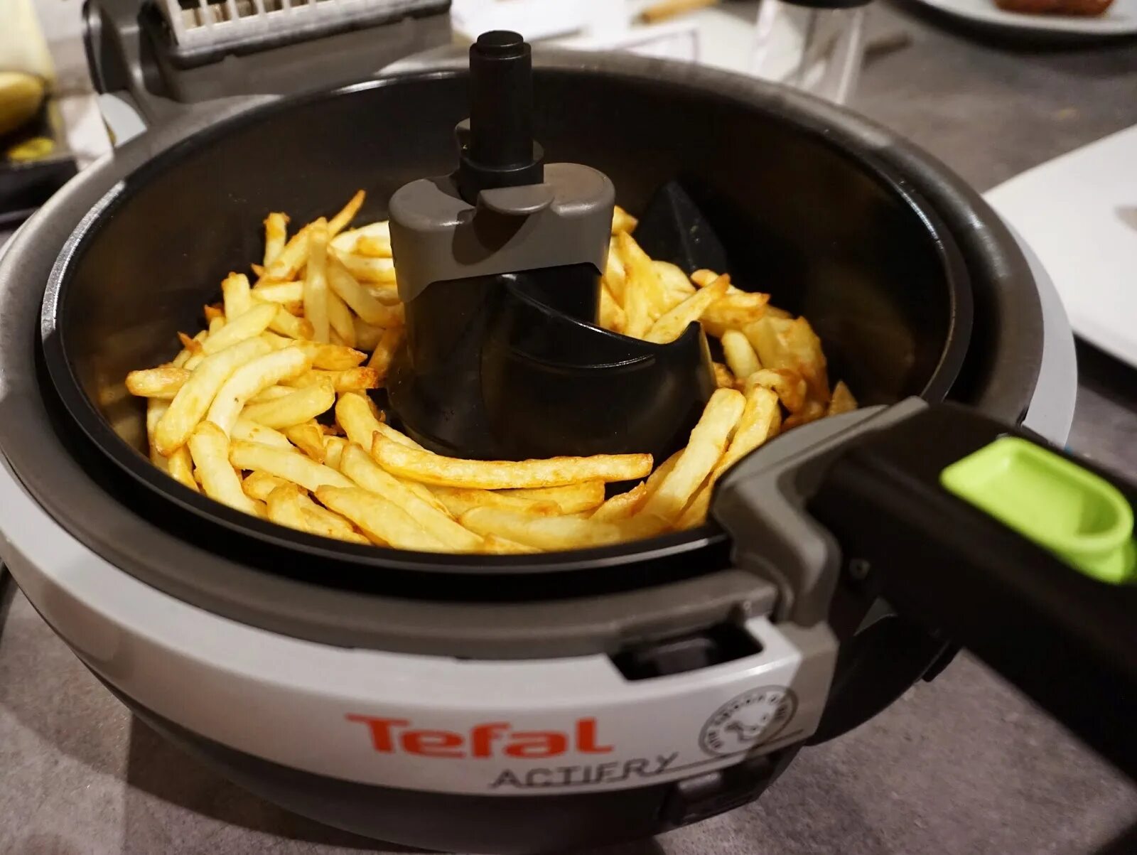 Аэрогриль tefal easy fry. Tefal Actifry. Tefal Actifry Genius XL 2in1 yv9708. Tefal Actifry картофель по деревенски. Тефаль для жарки чипсов.