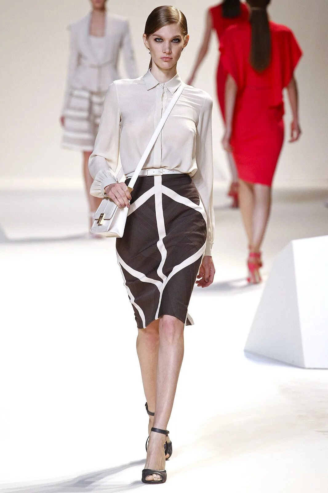 дизайнер одежды стиль. дизайнерская одежда дольче габбана. коллекция одежды версаче 2022. дизайнер одежды стиль. одежда от дизайнеров.