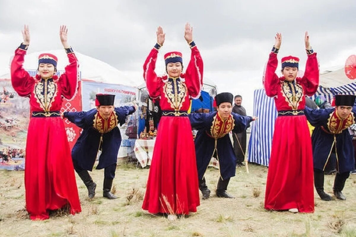 Калмыкский костюм народный. Калмыкский костюм народный. Калмыцкий национальный костюм. Народы поволжья калмыки. Калмыкский костюм народный.