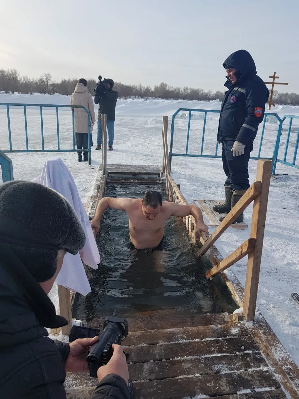 Женщина утонула в проруби. Девушка в проруби. Женщина утонула в проруби на крещение. Майна прорубь. Видео крещение утонула в проруби