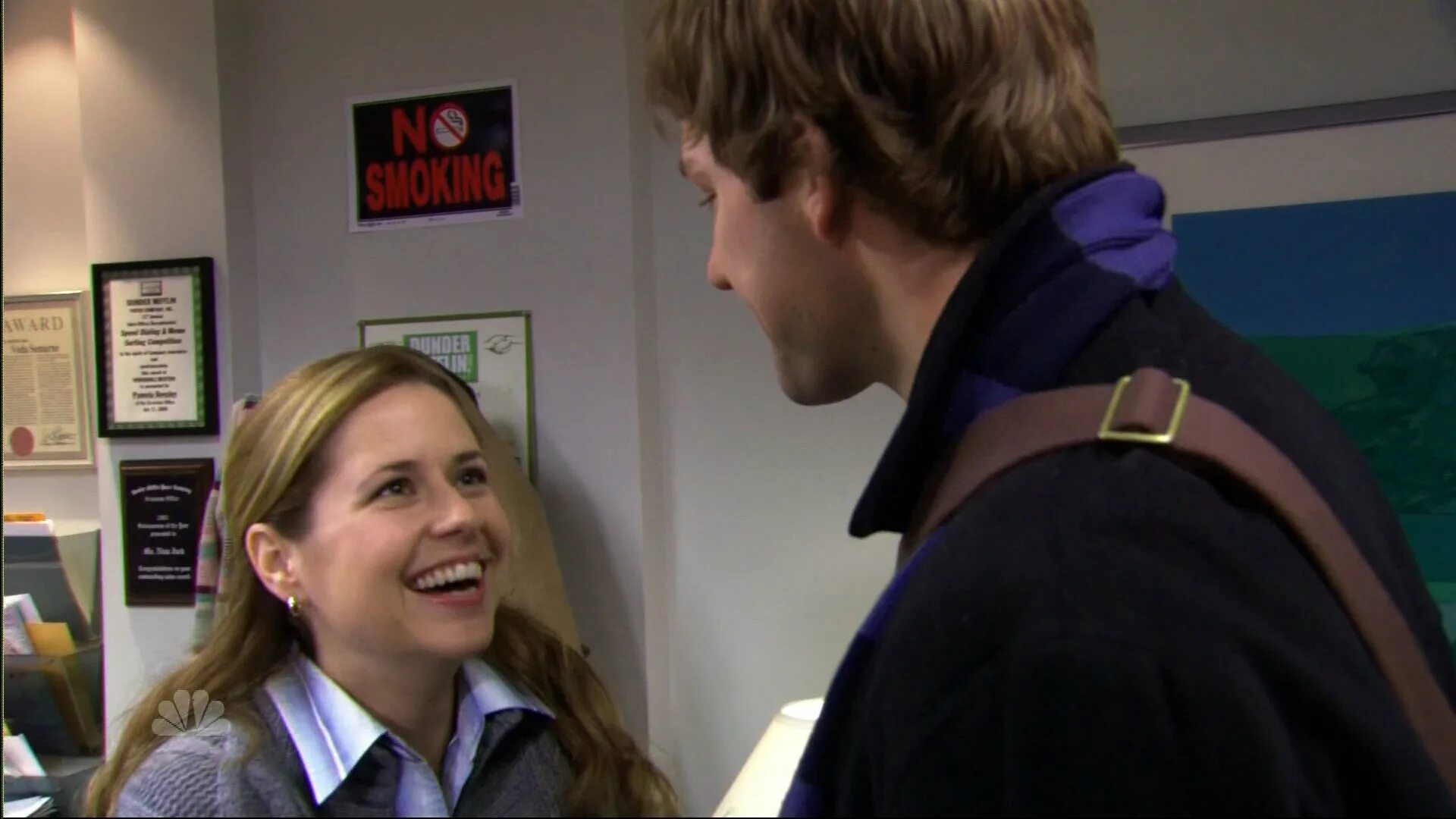 Сериал офис пэм и джим. Сериал офис дуайт крушит. Офис сериал пэм плачет. Стив карелл офис. Эд хелмс офис кадры из сериала.