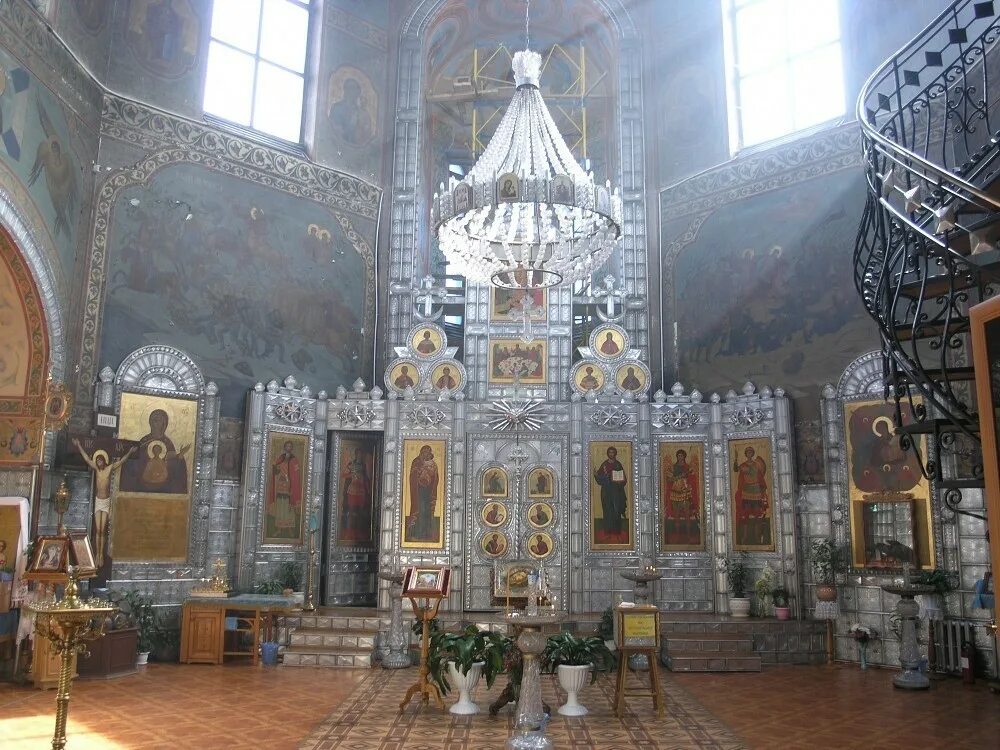 храм в дятьково с хрустальным иконостасом. хрустальный храм неопалимая купина город дятьково брянская область. хрустальный иконостас. храм из хрусталя. дятьковский хрустальный иконостас.