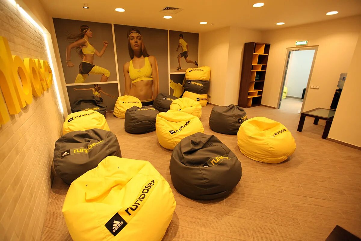 Base run. Runbase adidas лужники. беговая база adidas в лужниках. раздевалки adidas runbase. runbase adidas лужники тренировки.