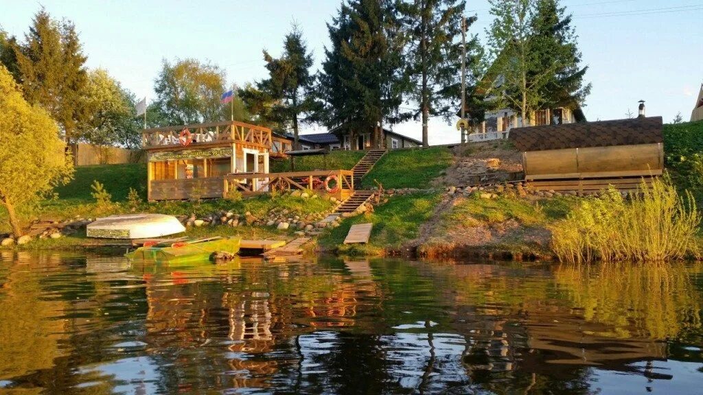Турбаза белочка поморцево. Сельские гостевые дома. Шалаш великий новгород. Сосновка новгородская область санаторий. Домик в любитово.