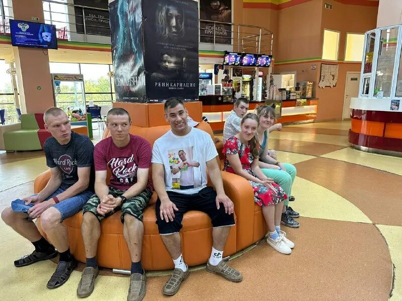 Семейный центр можайский. Инвалиды люди с ограниченными возможностями. Ретро кинотеатр майский. Семейная клиника шаховская. Белка парк скалодром.