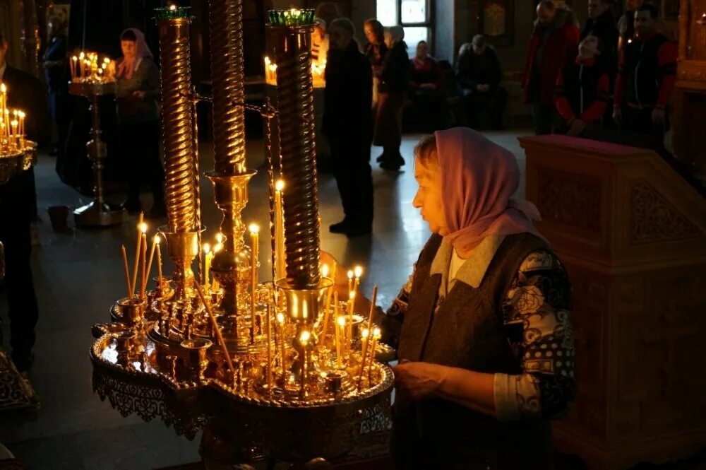 Церковные свечи. Свечка в храме. Свечи в православной церкви. Свечи в храме на Рождество.