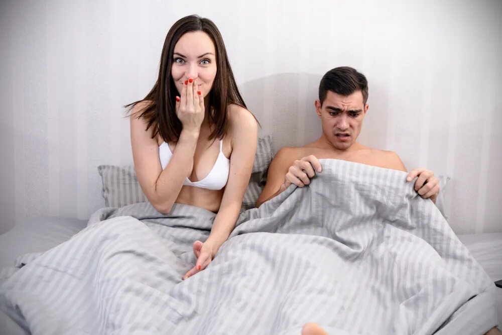 удивила в кровати. девочка стонет. взгляд на девушку сверху смешное. удивление в постели. девушка стесняется.