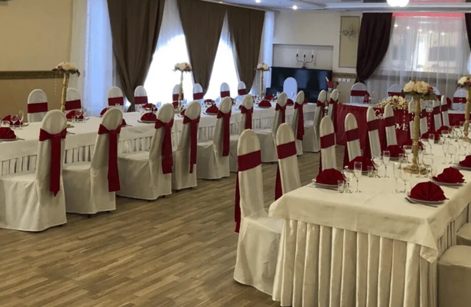 Шторы в банкетный зал. Украшение стульев на свадьбу. Стулья на свадьбу. Отель националь зал московский москва. Авокадо омск банкетный зал.